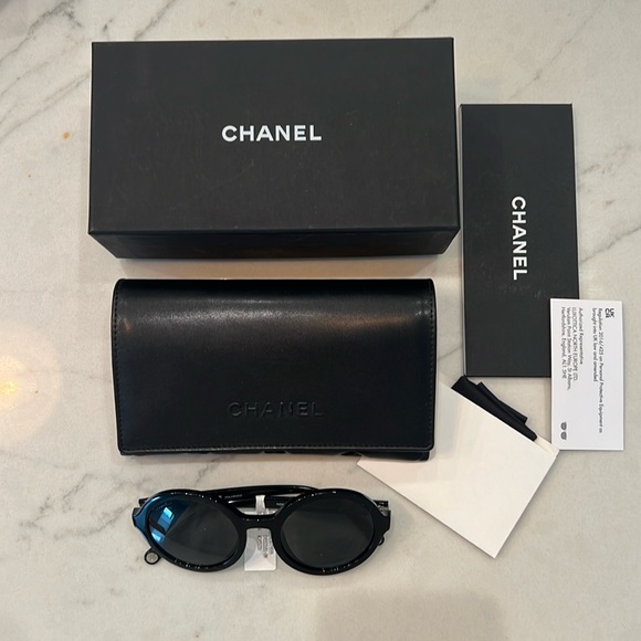 CHANEL POLARIZED SUNGLASSES - Picture 1 of 8